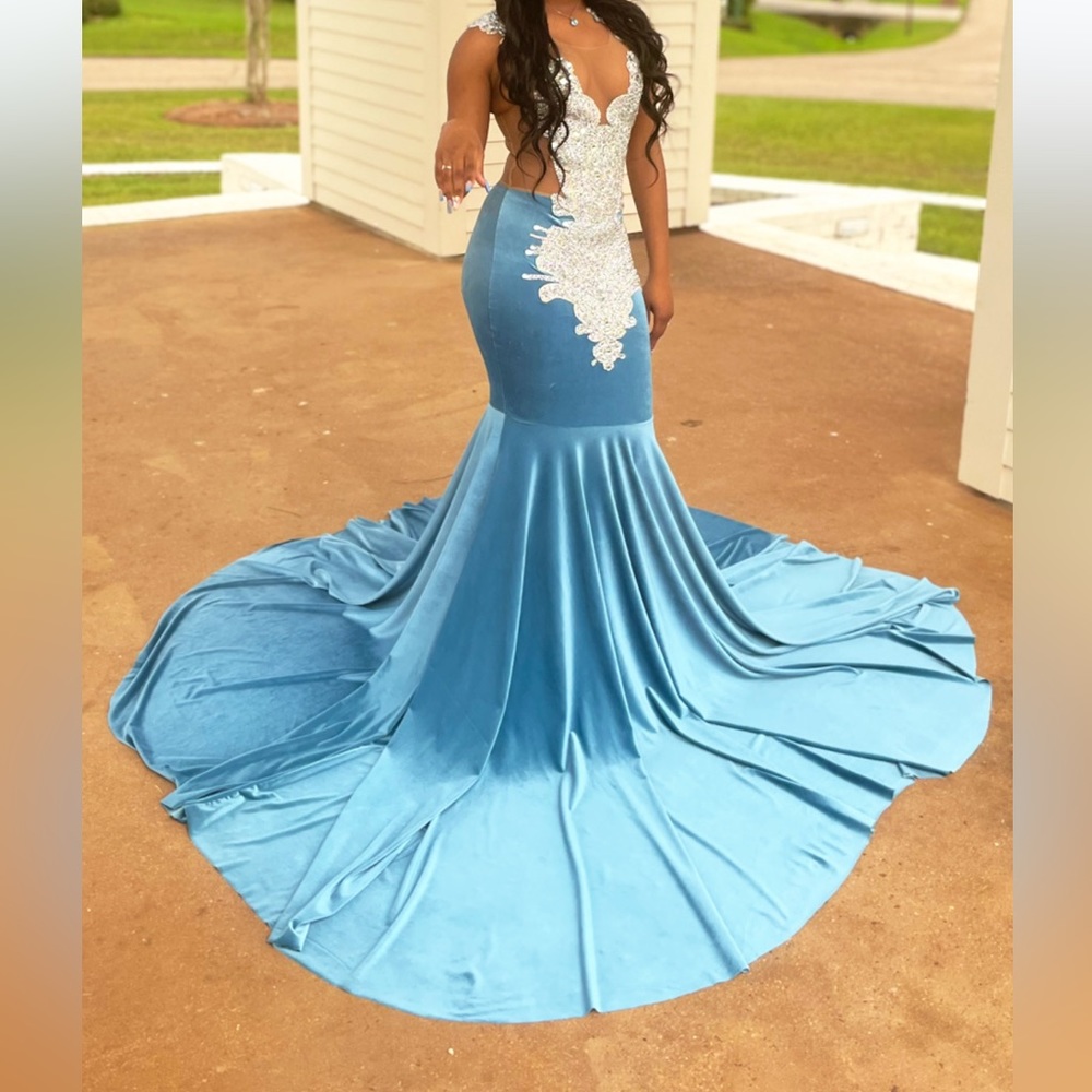 PRETTY FOR PROM - Picture 2 of 4